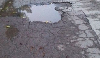 Velika udarna rupa u ulici Petra Horvackog