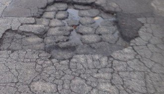 Velika udarna rupa u ulici Petra Horvackog