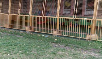 Obdanište na Radijalcu ograđeno kao u boksu za životinje