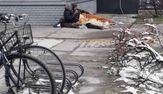 Isti beskućnici na starom mestu (ispred Idee na Paliću)