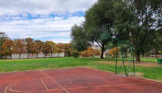 Sportski teren i koševi u OŠ "Sonja Marinković"