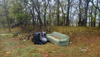 Bačen stari nameštaj i drugi otpad na Sivačkom putu