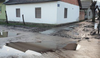 Blato i voda na putu do škole (ugao ulica Lajoša Joa I Rokuša Šimokovića)