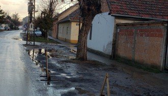 Blato i voda na putu do škole (ugao ulica Lajoša Joa I Rokuša Šimokovića)