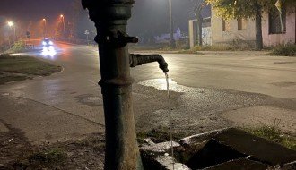 Iz javne česme kod Majšanskog mosta mesecima curi voda