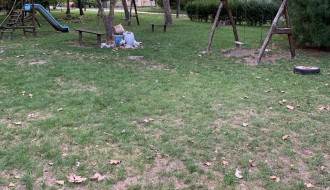 Smeće na drvenom igralištu u Malom Radanovcu