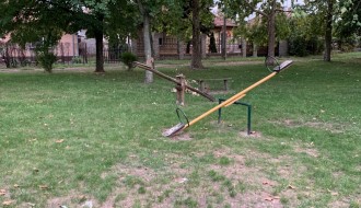 Smeće na drvenom igralištu u Malom Radanovcu