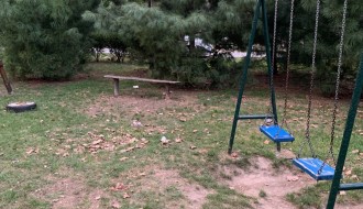 Smeće na drvenom igralištu u Malom Radanovcu