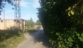 Granje "zarobilo" kolovoznu traku (raskrsnica Durmitorske i Bjelovarske ulice)