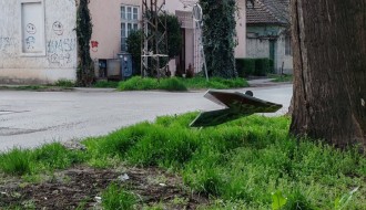 Srušen saobraćajni znak "STOP" na raskrsnici Prvomajske i Mirka Bogovića