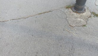 Neravnine i rupe na trotoaru na uglu ulica Đure Đakovića I Branislava Nušica