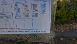 Neuredno lepljenje reda vožnje na autobuskim stajalištima