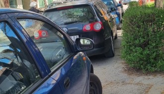 Staza za pešake ili parking? (ulica Luke Šimkovića)