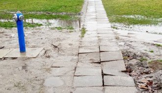 Staza za šetače kod sportskih terena zbog vode u jednom delu u vrlo lošem stanju