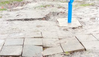 Staza za šetače kod sportskih terena zbog vode u jednom delu u vrlo lošem stanju