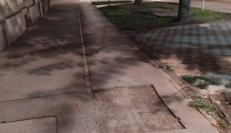 Rupa na biciklističkoj stazi u Ulici braće Radić