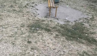 Jako loše stanje dečjeg igrališta između zgrada (Novo selo)