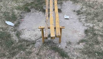 Jako loše stanje dečjeg igrališta između zgrada (Novo selo)