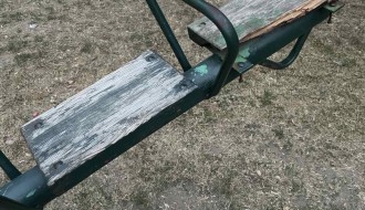 Jako loše stanje dečjeg igrališta između zgrada (Novo selo)