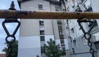 Jako loše stanje dečjeg igrališta između zgrada (Novo selo)