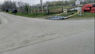 Srušila se info tabla na uglu Zorkine i Balzakove ulice