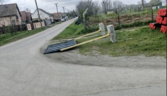 Srušila se info tabla na uglu Zorkine i Balzakove ulice