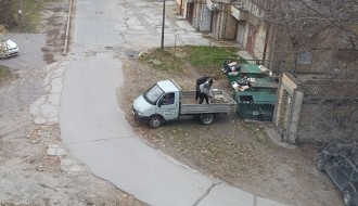 Bahato! Istovaraju građevinski šut u kontejner za kućni otpad