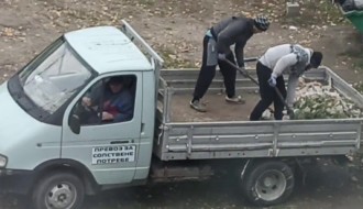 Bahato! Istovaraju građevinski šut u kontejner za kućni otpad