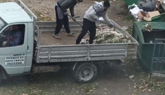 Bahato! Istovaraju građevinski šut u kontejner za kućni otpad