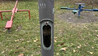 Sklonjen zaštitni poklopac na banderi rasvete na igralištu u Teslinom naselju