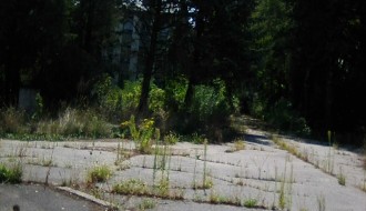 Prva kasarna zarasla u korov