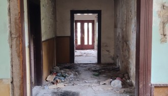 Bivša škola Matko Vuković danas je ruševna, ruglo i potencijalno leglo zaraze