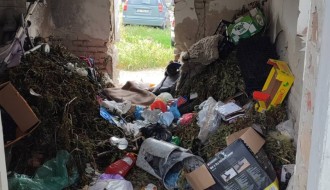 Bivša škola Matko Vuković danas je ruševna, ruglo i potencijalno leglo zaraze