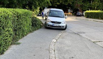 Bahato parkiranje po trotoarima u Kertvarošu