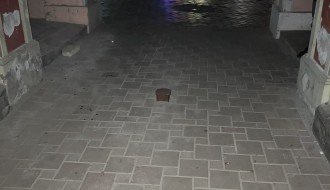 Neosvetljen metalni stub u pasažu Vojnić palate