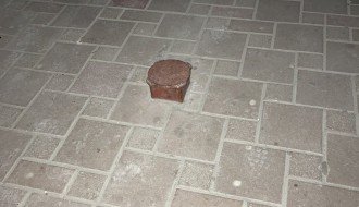 Neosvetljen metalni stub u pasažu Vojnić palate