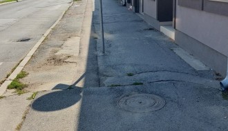 Saobraćajni znak na sred trotoara