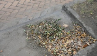 Ponovo zatrpan kanalizacioni otvor u Braće Radića 32