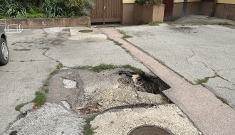 Rupe u betonu ispred zgrade na Radijalcu