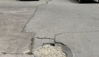 Rupe u betonu ispred zgrade na Radijalcu