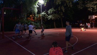 Skraćivanje grana iznad košarkaškog terena u Dudovoj šumi