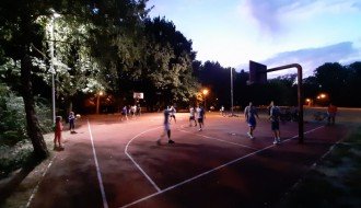 Skraćivanje grana iznad košarkaškog terena u Dudovoj šumi