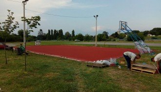 Skraćivanje grana iznad košarkaškog terena u Dudovoj šumi