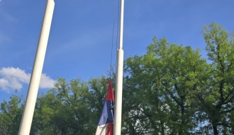 Pala zastava kod tornja na Paliću