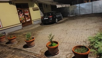 Urušavanje trotoara u centru grada zbog nepropisnog parkiranja