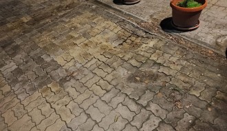 Urušavanje trotoara u centru grada zbog nepropisnog parkiranja