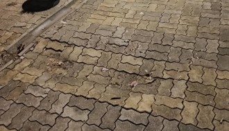 Urušavanje trotoara u centru grada zbog nepropisnog parkiranja