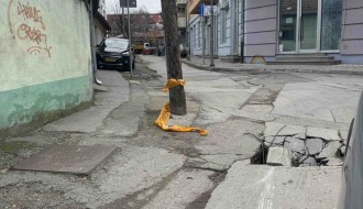 Urušen asfalt na uglu ulica Subote Vrlića i Celovačke