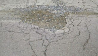 Ostećen asfalt u Bregalničkoj ulici