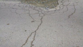 Ostećen asfalt u Bregalničkoj ulici